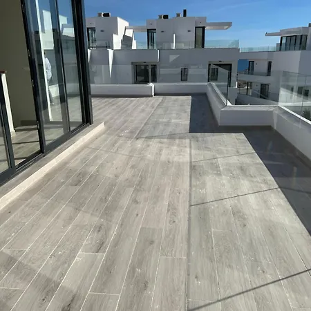 Дом отдыха House Close To With Shared Pool