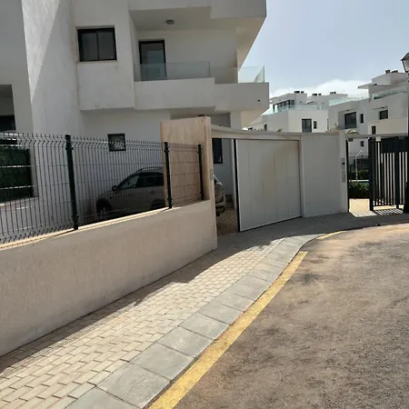House Close To With Shared Pool Дом отдыха Фуэнхирола
