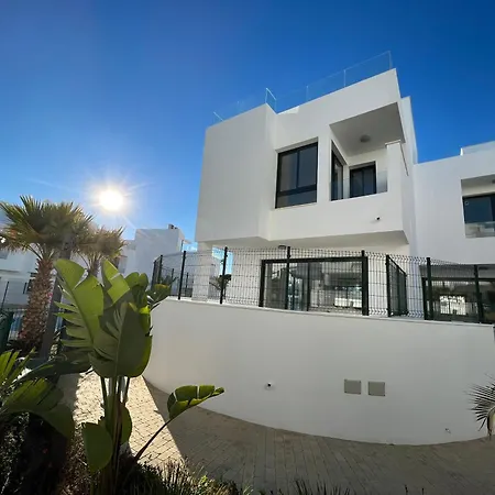 House Close To With Shared Pool Фуэнхирола